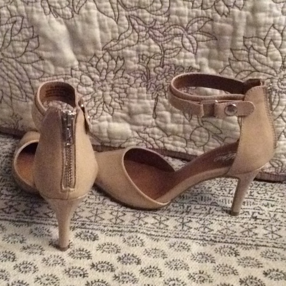 Beige high heel shoes - Picture 2 of 4